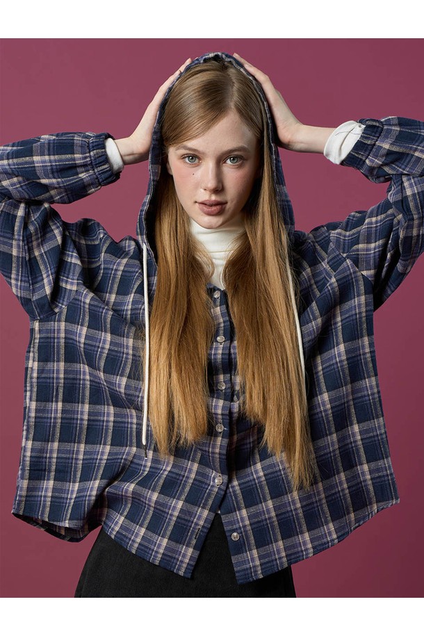 **오버핏 데일리 기모 후드 체크 셔츠 [NAVY] 가을 겨울 ver.**는 가을과 겨울에 따뜻하게 입을 수 있는 공용 셔츠입니다. 부드러운 기모 안감으로 제작되어 뛰어난 착용감을 제공하며, 넉넉한 오버핏 디자인으로 편안한 활동성을 보장합니다. 네이비 컬러의 체크 패턴이 캐주얼한 무드를 연출하며, 후드 디테일이 더해져 더욱 스타일리시합니다. 데일리룩 또는 집콕룩으로 활용하기 좋으며, 다양한 스타일을 소화할 수 있는 활용도 높은 아이템입니다. 긴 소매 기장으로 보온성을 높였으며, 두꺼운 두께감으로 추운 날씨에도 따뜻함을 유지해 줍니다.
