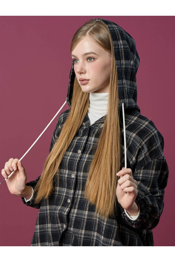 블랙 컬러의 오버핏 데일리 기모 후드 체크 셔츠입니다. 가을, 겨울 시즌에 따뜻하게 착용 가능한 두꺼운 기모 안감으로 제작되었습니다. 넉넉한 오버핏 디자인과 캐주얼한 체크 패턴, 후드 네크라인이 편안하면서도 스타일리시한 무드를 연출합니다. 긴 소매 기장으로 보온성을 높였으며, 일상 속 데일리룩과 미니멀 스타일링에 활용하기 좋습니다. 부드러운 촉감으로 편안하게 착용할 수 있습니다.
