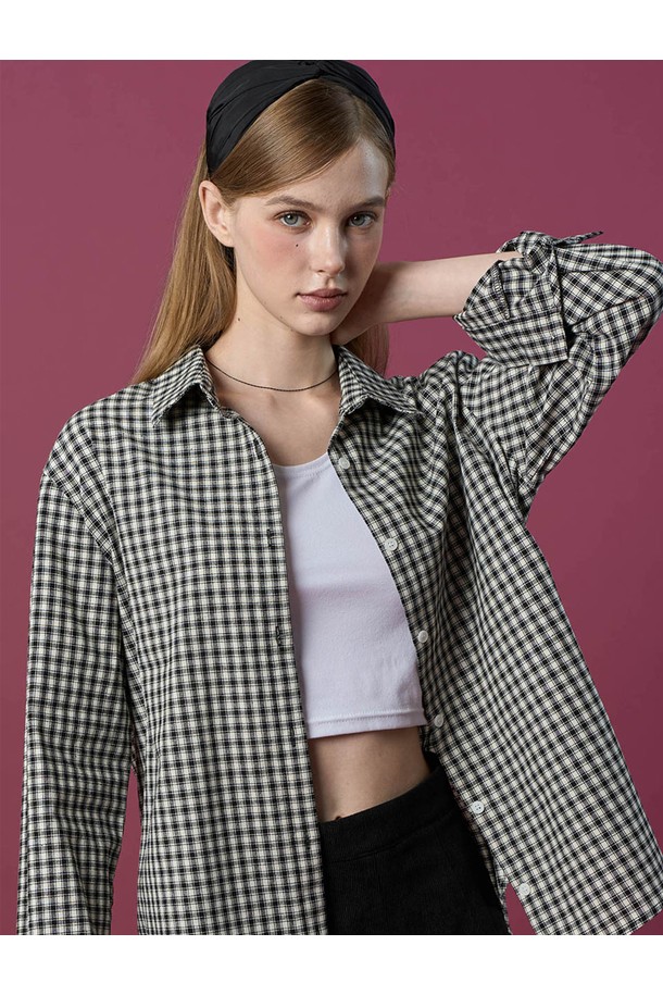 겉기모 소재로 따뜻함을 더한 데일리 겉기모 클래식 오버핏 **깅엄 체크 셔츠** [BLACK] 긴팔티 버전입니다. 쌀쌀한 가을, 겨울 날씨에 어울리는 두꺼운 두께감으로 제작되어 포근한 착용감을 선사합니다. 부드러운 촉감과 오버핏 디자인으로 편안한 활동성을 보장하며, 클래식, 캐주얼, 미니멀 스타일을 모두 소화할 수 있습니다. 데일리룩, 산책룩 등 다양한 TPO에 활용하여 멋스러운 스타일을 연출해보세요. 카라 디자인과 깅엄 체크 패턴이 돋보이는, 활용도 높은 긴소매 셔츠입니다.
