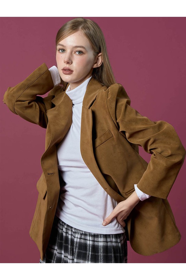 부드러운 스웨이드와 누벅 가죽 소재로 제작된 여성용 오버핏 블레이저 재킷입니다. 캐주얼, 베이직 스타일로 데일리룩과 일상룩에 활용하기 좋으며, 봄, 가을 시즌에 적합합니다. 싱글 버튼 여밈과 긴 소매 디자인, 카멜 컬러가 세련된 분위기를 연출합니다. 오피스룩, 모임룩 등 다양한 TPO에 클래식하고 미니멀한 스타일을 더해보세요. 오버사이즈 실루엣으로 편안하면서도 스타일리시한 룩을 완성할 수 있습니다.
