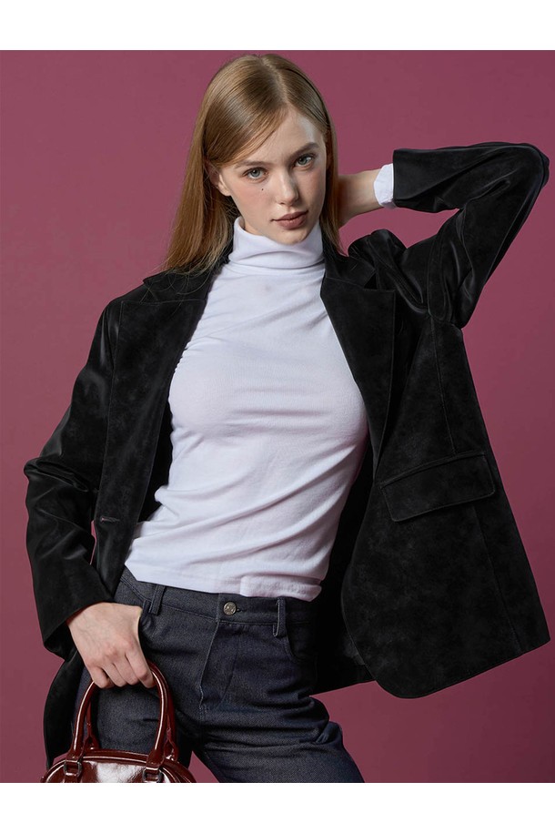 세련된 실루엣을 연출하는 블랙 컬러의 스웨이드 누벅 가죽 재킷 블레이저입니다. 부드러운 촉감의 스웨이드와 누벅, 가죽 소재의 조화로 고급스러운 분위기를 자아냅니다. 오버핏 디자인으로 편안하면서도 시크한 스타일을 완성하며, 데일리룩과 오피스룩, 출근룩 등 다양한 TPO에 활용하기 좋습니다. 가을 시즌, 베이직하면서도 클래식한 무드를 연출하여 미니멀, 시크 스타일을 즐기는 여성분들께 추천합니다. 싱글 버튼 여밈으로 깔끔한 마무리를 선사합니다.
