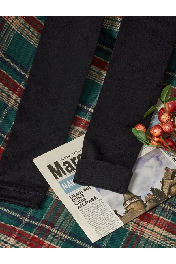 **기모 방한 겨울 도톰 레깅스 스타킹 [2options]**

추운 겨울에도 따뜻하고 스타일리시하게! 기모 안감으로 보온성을 극대화한 여성용 블랙 레깅스 스타킹입니다. 도톰한 두께감으로 한겨울 추위에도 끄떡없으며, 일상복은 물론 출근룩, 등산룩 등 다양한 TPO에 활용 가능합니다. 미니멀, 캐주얼, 클래식 등 어떤 스타일에도 잘 어울리는 무지 디자인으로, 데일리 아이템으로 제격입니다. 부드러운 기모 소재가 다리 전체를 포근하게 감싸주어 편안한 착용감을 선사합니다.
