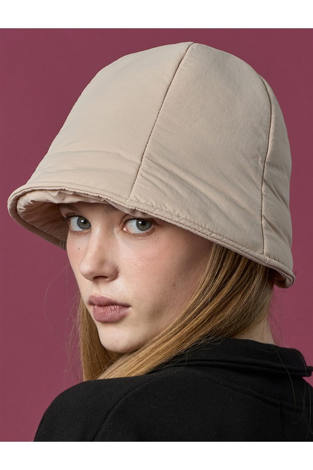 밀크베이지 색상의 패딩 도톰 방한 겨울 모자 버킷햇입니다. 부드러운 촉감과 두꺼운 두께로 뛰어난 보온성을 제공하며, 겨울철 추위로부터 따뜻하게 보호해 줍니다. 캐주얼, 미니멀, 클래식 스타일의 의상에 잘 어울리며, 산책룩 연출에 적합합니다. 무지 디자인으로 어떤 스타일에도 쉽게 매치할 수 있어 활용도가 높습니다. 겨울철 일상생활과 방한을 동시에 만족시키는 실용적인 아이템입니다.
