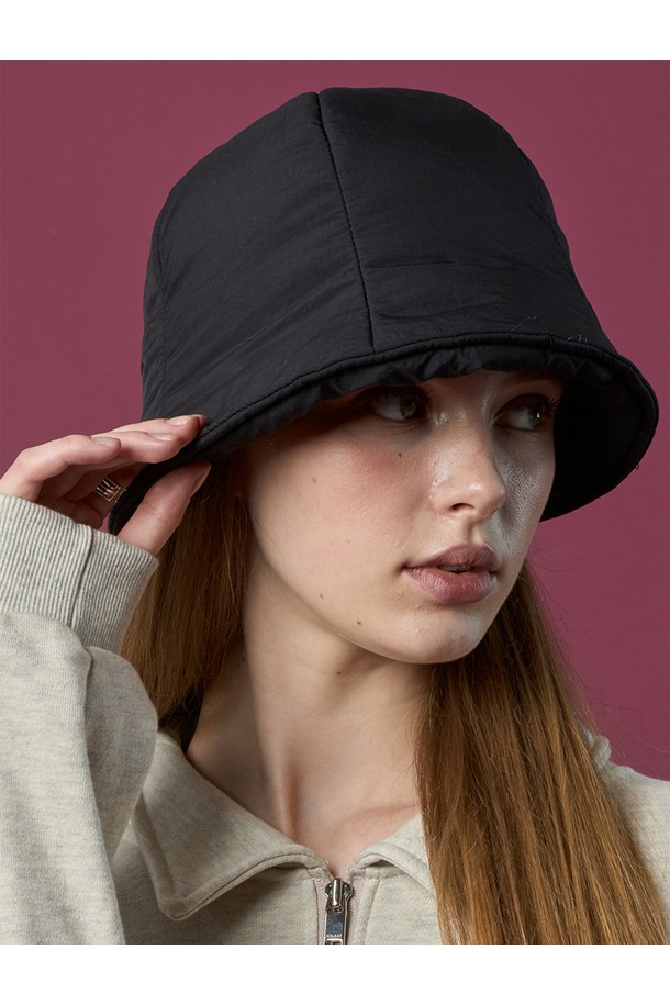 부드러운 촉감의 도톰한 패딩 소재로 제작된 방한 버킷햇입니다. 깊은 모자 깊이와 챙 넓이가 중간 정도로, 겨울철 따뜻하고 편안하게 착용할 수 있습니다. 무지 디자인의 블랙 컬러로, 캐주얼, 미니멀, 클래식 등 다양한 스타일 연출에 용이합니다. 보온 및 방한 기능으로 추운 날씨에도 따뜻함을 유지해줍니다. 데일리룩에 포인트 아이템으로 활용하기 좋은 겨울 필수템입니다.
