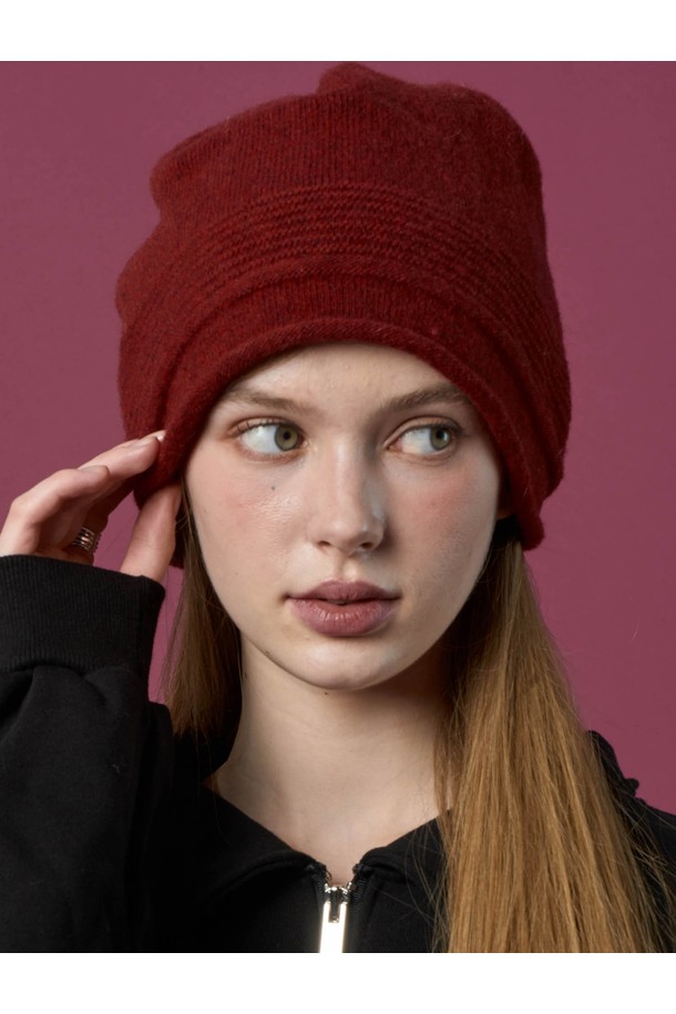 도톰한 니트 소재의 방한용 롱 비니입니다. 톤 다운된 레드 컬러가 겨울철 룩에 포인트를 더하며, 롱한 기장감으로 따뜻함을 더했습니다. 부드러운 촉감의 니트 소재와 두꺼운 두께로 뛰어난 보온성을 제공합니다. 디자인 측면에서는 리본과 스트랩 디테일이 더해져 캐주얼하면서도 미니멀한 스타일을 연출합니다. 안감 없이 제작되어 편안하게 착용 가능하며, 겨울철 일상룩에 클래식한 무드를 더해줍니다.
