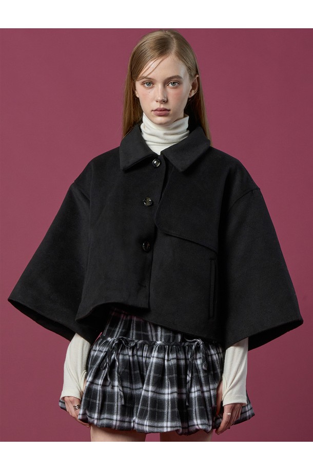 겨울철 우아함을 더해줄 누빔 오버핏 도톰 케이프 망토 코트 [BLACK]입니다. 부드러운 울 소재에 숏 기장과 반소매 디자인으로, 클래식하고 엘레강스한 무드를 연출합니다. 싱글 버튼 여밈 방식으로 간편하게 착용 가능하며, 도톰한 두께감과 누빔 디테일이 따뜻함을 선사합니다. 모임룩, 데이트룩, 오피스룩 등 다양한 TPO에 활용할 수 있으며, 미니멀하고 시크한 스타일을 완성해 보세요.
