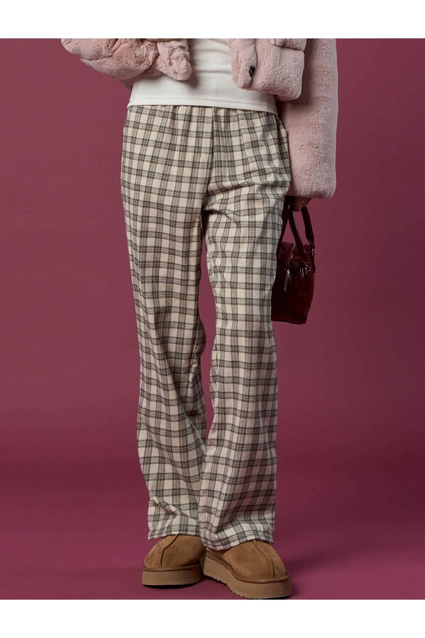 기모 도톰 체크 와이드슬랙스 밴딩 팬츠 [BEIGE]는 가을, 겨울 시즌에 따뜻하고 편안하게 착용할 수 있는 바지입니다. 베이직한 디자인에 캐주얼, 클래식, 미니멀 스타일을 모두 소화할 수 있으며, 출근룩으로도 활용 가능합니다. 넉넉한 루즈핏 와이드 실루엣에 기모 안감과 도톰한 두께감으로 보온성을 높였습니다. 부드러운 촉감과 밴딩 처리로 편안한 착용감을 선사하며, 체크 패턴이 포인트를 더합니다.
