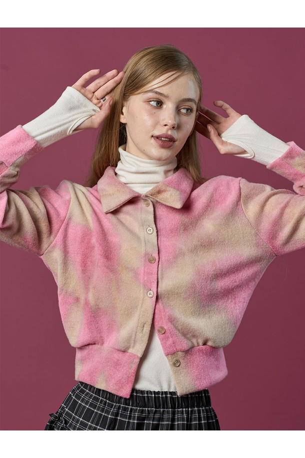 물나염 니트 보온 따뜻 카라 가디건 [PINK]은 가을과 겨울에 어울리는 여성용 상의입니다. 부드러운 니트 소재에 물나염 패턴이 더해져 캐주얼하면서도 세련된 느낌을 줍니다. 레귤러 핏에 카라 디자인으로, 출근룩이나 모임룩 등 다양한 TPO에 활용 가능합니다. 두꺼운 두께감으로 보온성을 높였으며, 버튼 여밈 방식으로 편안하게 착용할 수 있습니다. 따뜻하고 포근한 분위기를 연출하는 핑크 컬러의 가디건으로 캐주얼, 클래식, 미니멀 스타일을 즐겨보세요.
