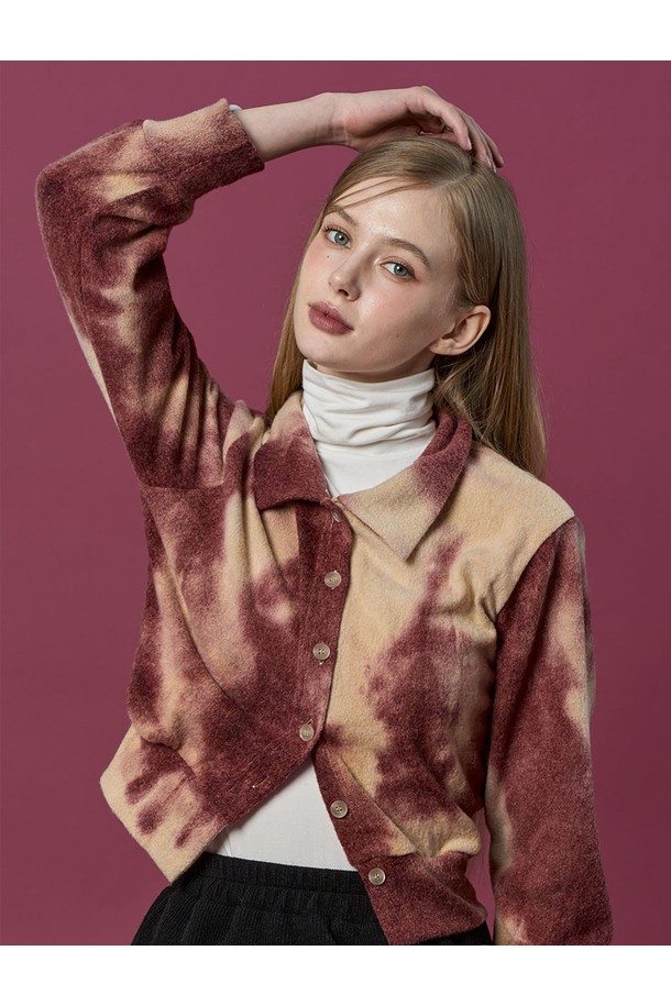 물나염 니트 보온 따뜻 카라 가디건 [Wine_red]은 가을과 겨울에 따뜻하게 착용하기 좋은 여성 니트 가디건입니다. 와인레드 컬러에 물나염 패턴이 더해져 캐주얼하면서도 베이직한 스타일을 연출합니다. 부드러운 촉감의 두꺼운 니트 소재로 제작되어 보온성이 뛰어나며, 카라 디자인과 버튼 여밈으로 클래식한 분위기를 더했습니다. 데이트룩, 모임룩 등 다양한 TPO에 활용할 수 있으며, 레귤러핏 크롭 기장으로 세련된 핏을 선사합니다. 긴 소매 기장으로 따뜻함을 더했습니다.
