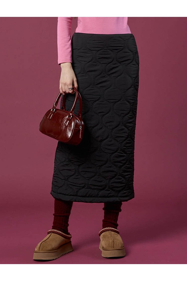 따뜻함과 스타일을 모두 갖춘 패딩 방한 보온 도톰 누빔 퀼팅 자수 롱스커트입니다. 부드러운 촉감의 폴리에스테르 소재에 꼼꼼한 퀼팅 자수 디테일을 더해 고급스러운 분위기를 연출합니다. 안감 전체에 패딩 처리가 되어 뛰어난 보온성을 제공하며, 겨울철에도 따뜻하게 착용할 수 있습니다. 베이직한 디자인과 H라인 핏으로 출근룩, 데이트룩 등 다양한 스타일에 활용 가능하며, 클래식, 미니멀, 캐주얼 무드를 모두 소화합니다. 블랙 컬러로 어떤 상의와도 매치하기 용이하여 겨울철 데일리 스커트로 제격입니다.
