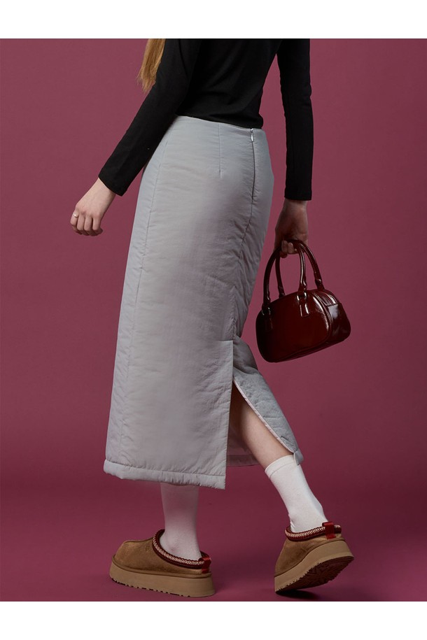 겨울철에도 따뜻하고 스타일리시하게 연출할 수 있는 패딩 방한 롱스커트입니다. 소라 그레이 컬러의 부드러운 폴리에스테르 소재로 제작되어 편안한 착용감을 선사합니다. 도톰한 두께감과 꼼꼼한 누빔 처리로 뛰어난 보온성과 방한 기능을 갖춘 실용적인 아이템입니다. H라인 핏으로 캐주얼하면서도 미니멀한 무드를 연출하며, 출근룩으로도 손색없는 베이직한 디자인입니다. 추운 날씨에도 따뜻하게 스타일을 완성해보세요.
