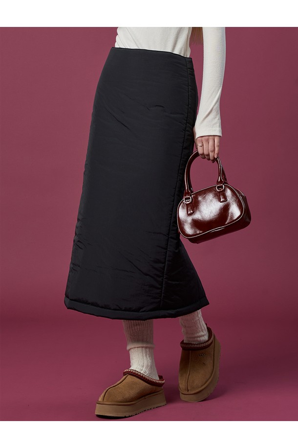겨울철 따뜻함과 스타일을 책임지는 패딩 방한 보온 도톰 누빔 무지 롱스커트 [블랙]입니다. 부드러운 촉감의 폴리에스테르 소재로 제작되어 편안한 착용감을 선사하며, A라인 핏으로 여성스러운 실루엣을 연출합니다. 베이직한 디자인에 두꺼운 두께감과 누빔 디테일, 패딩 안감으로 보온성을 극대화하여 추운 날씨에도 따뜻하게 입을 수 있습니다. 일상복은 물론, 미니멀하고 클래식한 스타일을 선호하는 출근룩에도 잘 어울리는 아이템입니다. 무지 디자인으로 어떤 상의와도 매치하기 쉬워 활용도가 높습니다.
