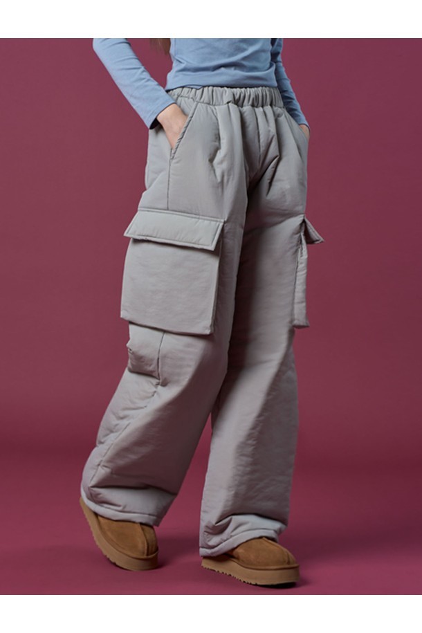 부드러운 소라그레이 컬러의 패딩 방한 보온 도톰 누빔 입체 카고 슬랙스 팬츠입니다. 겨울철 추위에도 끄떡없는 보온성을 제공하며, 캐주얼, 미니멀, 워크웨어 스타일을 모두 소화할 수 있습니다. 넉넉하고 편안한 레귤러핏으로 제작되었으며, 도톰한 누빔 안감과 밴딩 허리 덕분에 더욱 따뜻하고 활동적인 착용감을 선사합니다. 실용적인 입체 카고 포켓 디테일이 돋보이며, 데일리룩에 포인트를 더해줍니다.
