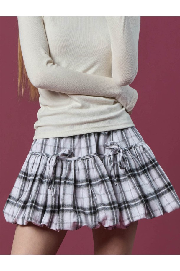 기모 벌룬 체크 리본 플레어 밴딩 미니스커트 [WHITE] 치마바지 ver.는 캐주얼 스타일의 여성 의류입니다. 부드러운 기모 소재와 두꺼운 두께감으로 가을, 겨울 시즌에 따뜻하게 착용할 수 있습니다. 화이트 컬러의 체크 패턴이 돋보이며, 벌룬 및 플레어 핏으로 여성스러운 실루엣을 연출합니다. 허리 밴딩과 리본 디테일이 편안함과 디자인을 동시에 잡았으며, 치마바지 디자인으로 활동성을 더했습니다. 일상복으로 활용하기 좋은 아이템입니다.

