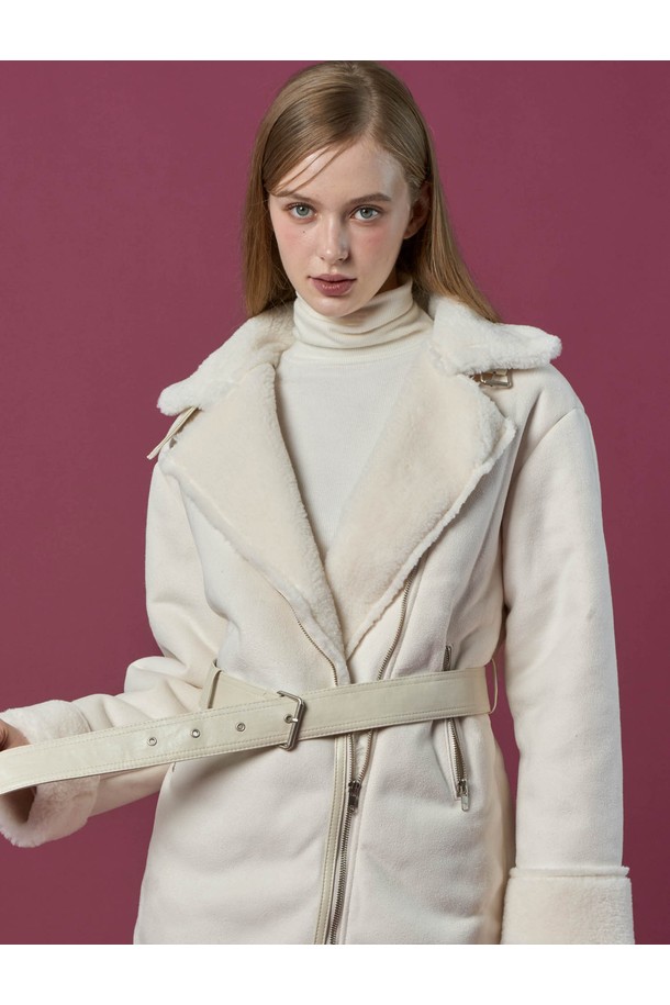 따뜻한 겨울을 위한 [벨트탈부착] 겨울 스웨이드 보온 플리스 롱무스탕 [아이보리]입니다. 부드러운 스웨이드 소재와 보온성이 뛰어난 플리스 안감으로 제작되어 추운 날씨에도 포근함을 선사합니다. 허리 벨트 탈부착으로 다양한 스타일 연출이 가능하며, 긴 소매 기장과 롱 기장으로 클래식, 미니멀, 캐주얼 룩에 모두 잘 어울립니다. 아이보리 컬러의 무지 디자인으로 어떤 옷에도 매치하기 용이하여 일상에서 활용하기 좋습니다. 레귤러핏으로 편안하게 착용할 수 있습니다.
