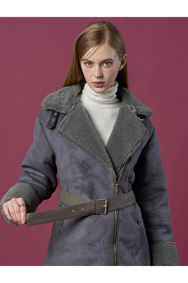 [벨트 탈부착] 겨울 스웨이드 보온 플리스 롱 무스탕 [GRAY]은 여성 고객을 위한 캐주얼 스타일의 아우터입니다. 부드러운 스웨이드와 플리스 소재로 제작되어 겨울철에도 따뜻하게 착용할 수 있으며, 롱 기장과 레귤러 핏으로 편안한 착용감을 제공합니다. 톤 다운된 그레이 컬러와 무지 디자인으로 미니멀하고 클래식한 스타일을 연출하며, 벨트 탈부착이 가능하여 다양한 스타일을 연출할 수 있습니다. 집업 및 버클 여밈 방식으로 간편하게 착용 가능하며, 보온 기능으로 쌀쌀한 날씨에도 따뜻함을 유지해 줍니다. 긴 소매 기장으로 더욱 포근한 느낌을 선사합니다.
