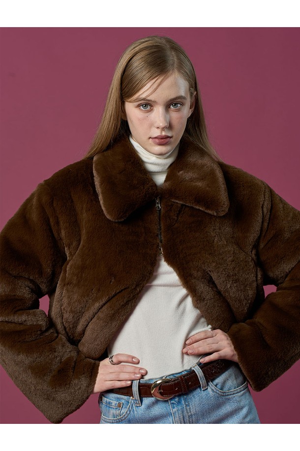 [밍크 ver.] 크롭 투웨이 집업 무스탕 누빔 자켓 [Brown] 비건 퍼 ver.은 부드러운 촉감의 비건 가죽과 밍크 소재로 제작된 여성용 무스탕입니다. 가을, 겨울 시즌에 어울리는 두꺼운 두께감과 긴 소매 기장, 캐주얼한 스타일의 루즈핏 크롭 자켓입니다. 투웨이 집업 디자인과 누빔 디테일이 특징이며, 비건 퍼 안감으로 보온성을 높였습니다. 모임룩, 연말 모임룩에 미니멀하고 클래식한 무드로 연출하기 좋습니다.
