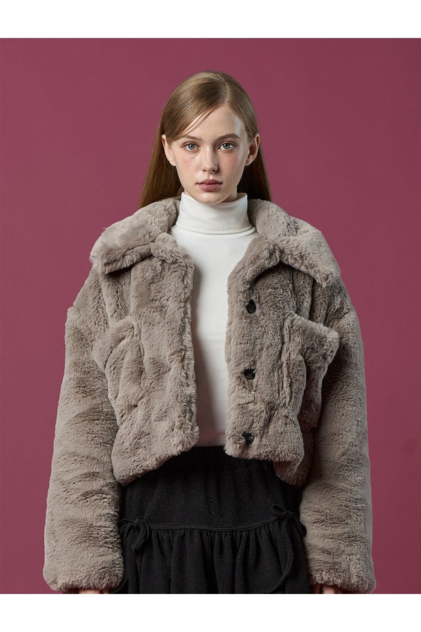 [밍크 ver.] 오버핏 크롭 누빔 단추 무스탕 재킷 [애쉬그레이] 비건 퍼 ver.은 캐주얼, 미니멀, 클래식 스타일을 아우르는 여성용 아우터입니다. 애쉬 그레이 컬러의 무지 디자인으로, 가을과 겨울에 따뜻하게 착용할 수 있습니다. 밍크와 비건 퍼 소재를 사용하여 부드러운 촉감을 선사하며, 두꺼운 두께감과 누빔 디테일이 특징입니다. 오버핏 크롭 기장으로 트렌디함을 더했으며, 단추 여밈 방식으로 편안하게 착용 가능합니다. 일상생활에서 스타일리시하게 연출하기 좋은 머스트 해브 아이템입니다.
