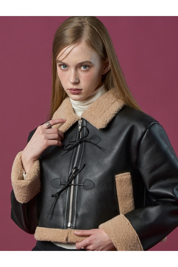 크롭 리본 비건 양털 무스탕 플리스 재킷 [Black_Beige]은 여성만을 위한 아우터입니다. 블랙과 베이지 두 가지 색상으로 출시되었으며, 캐주얼한 무드의 의상을 연출하기 좋습니다. 두꺼운 두께감의 비건 가죽과 플리스 소재로 제작되어 가을과 겨울에 따뜻하게 착용할 수 있습니다. 부드러운 촉감과 레귤러핏으로 편안함을 더했으며, 집업 방식으로 간편하게 입고 벗을 수 있습니다. 리본과 양털 디테일이 돋보이는 크롭 기장의 무스탕으로, 미니멀한 스타일을 즐기는 분들께 추천합니다.
