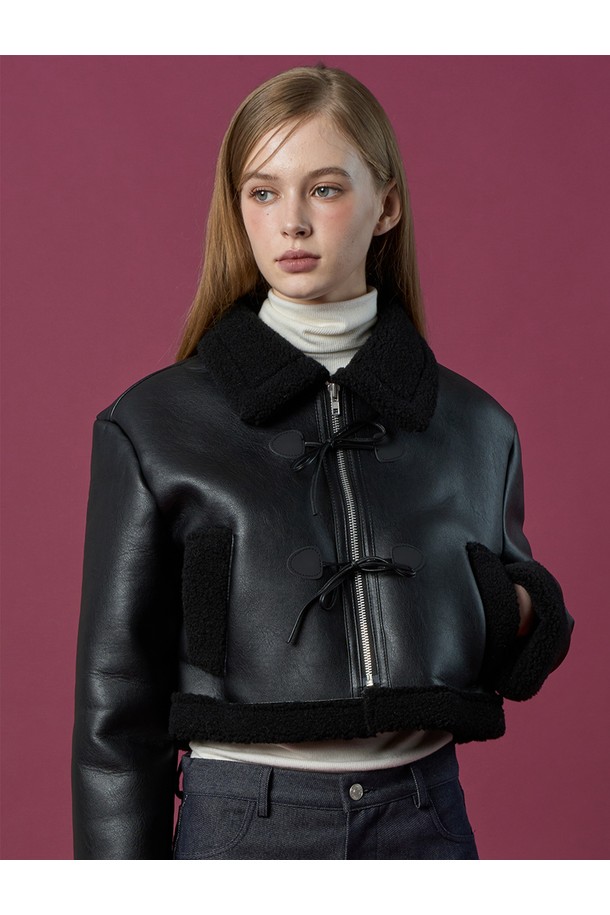 [All_Black] 크롭 리본 비건 양털 무스탕 플리스 재킷은 여성용 아우터입니다. 부드러운 촉감의 비건 가죽, 플리스, 양털 소재를 사용하여 겨울철에도 따뜻하게 착용할 수 있습니다. 캐주얼, 미니멀, 클래식 스타일을 아우르며, 데이트룩과 모임룩에 적합합니다. 크롭 기장에 집업 여밈 방식이며, 리본 디테일이 포인트로 디자인되었습니다. 무지 블랙 컬러로 다양한 스타일 연출이 용이합니다.
