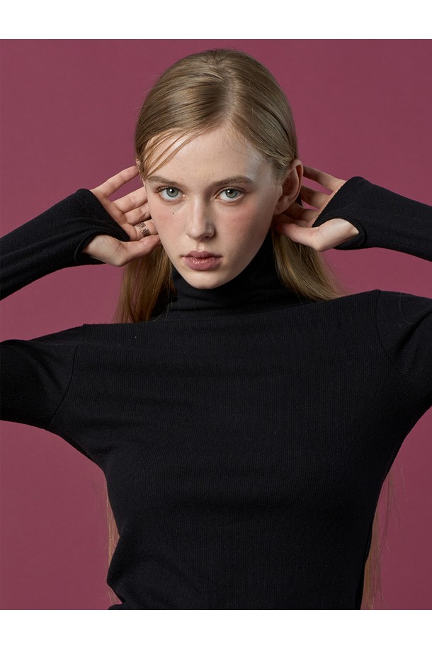 [워머골지 ver.] 도톰 니트 목폴라 롱슬리브 긴팔 목티는 여성 의류로, 가을과 겨울에 따뜻하게 착용할 수 있는 블랙 색상의 베이직 스타일 니트입니다. 두꺼운 두께감과 부드러운 촉감의 니트 소재로 제작되었으며, 골지 패턴이 특징입니다. 레귤러핏에 터틀넥 디자인으로, 출근룩, 클래식, 미니멀, 캐주얼 스타일 모두 연출하기 좋습니다. 긴 소매 기장의 롱슬리브로 보온성을 높였습니다.
