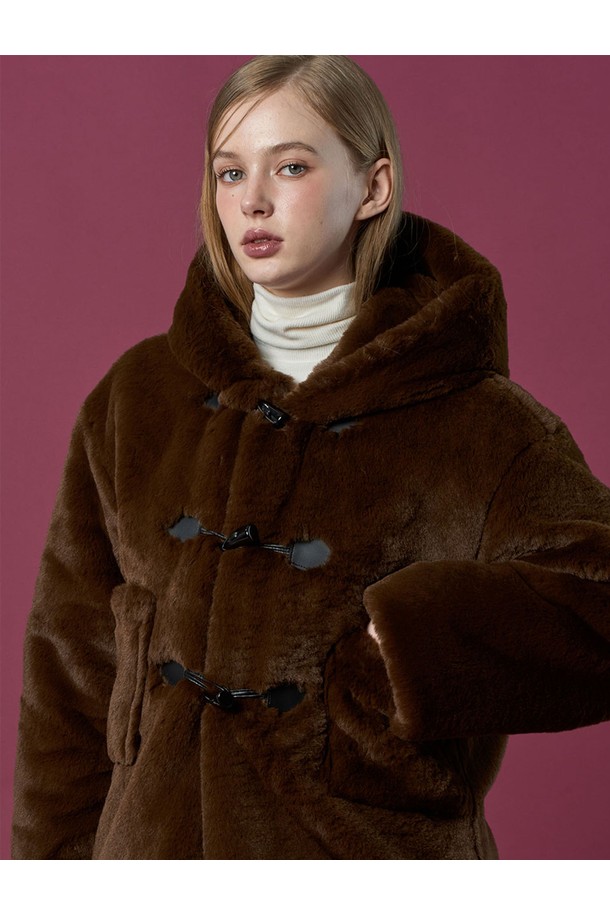 [밍크 ver.] 후드 오버핏 떡볶이 더플 누빔 무스탕 재킷 [Brown] 비건 퍼 (Vegan Fur) ver.은 부드러운 촉감의 비건 가죽과 밍크 소재로 제작되어 따뜻하고 포근한 착용감을 선사합니다. 넉넉한 오버핏과 후드 디자인, 더플코트 스타일의 토글 여밈으로 캐주얼하면서도 클래식한 무드를 연출합니다. 안감은 퍼(Fur)로 마감되어 보온성을 높였으며, 겨울철 연말 모임룩이나 데이트룩에 세련된 포인트가 됩니다. 브라운 컬러의 무지 디자인으로 다양한 스타일과 매치하기 용이하며, 두꺼운 두께감으로 추운 날씨에도 든든하게 착용할 수 있습니다. 긴 소매 기장의 누빔 디테일이 돋보이는 이 무스탕 재킷은 미니멀한 스타일을 즐기는 여성분들께 추천합니다.
