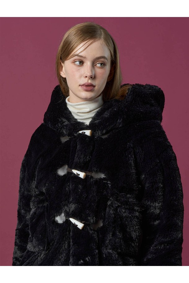 [밍크 ver.] 후드 오버핏 떡볶이 더플 누빔 무스탕 재킷 [Black] 비건 퍼 ver.은 캐주얼, 미니멀, 클래식 스타일을 아우르는 여성용 아우터입니다. 블랙 컬러의 무지 디자인으로, 넉넉한 오버핏과 후드, 더플코트 디자인이 특징입니다. 밍크 소재의 부드러운 감촉과 안감의 퍼 디테일이 따뜻함을 더하며, 비건 가죽과 누빔 디테일로 보온성을 높였습니다. 떡볶이 단추로 포인트를 주어 밋밋함을 덜고, 긴 소매 기장으로 겨울철에도 스타일리시하게 연출할 수 있습니다. 
