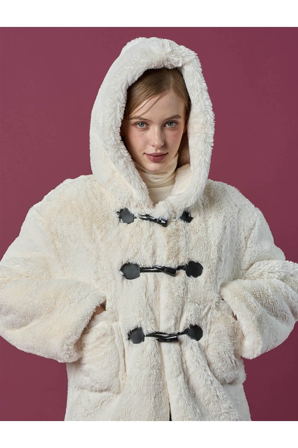 [밍크 ver.] 후드 오버핏 떡볶이 더플 누빔 무스탕 재킷 [아이보리] 비건 퍼 ver.은 부드러운 촉감의 비건 가죽과 밍크 소재를 사용하여 보온성을 높인 여성용 아우터입니다. 아이보리 색상의 무지 디자인으로 어떤 스타일에도 잘 어울리며, 캐주얼, 미니멀, 클래식 무드를 연출할 수 있습니다. 오버핏에 후드와 더블 버튼, 떡볶이 단추 디테일이 더해져 귀엽고 트렌디한 느낌을 줍니다. 넉넉한 기장감과 누빔 안감, 긴 소매 기장으로 한겨울에도 따뜻하게 착용 가능하며, 데이트룩이나 연말 모임룩에 활용하기 좋습니다.
