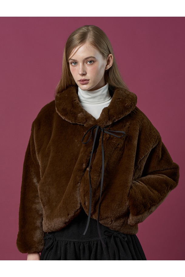 [밍크 ver.] 오버핏 크롭 리본 누빔 무스탕 재킷 [Brown] 비건 퍼 ver.은 우아한 스타일을 연출하는 여성용 아우터입니다. 가을과 겨울에 어울리는 두꺼운 두께감과 부드러운 촉감의 밍크, 비건 가죽 소재로 제작되었습니다. 크롭 기장의 오버핏 디자인에 리본 여밈 디테일이 더해져 페미닌한 분위기를 자아냅니다. 데이트룩, 모임룩, 연말 모임룩 등 다양한 TPO에 활용 가능하며, 클래식, 미니멀, 시크한 스타일을 즐기는 분들께 추천합니다. 브라운 컬러의 무지 디자인으로 어떤 옷에도 쉽게 매치할 수 있습니다.
