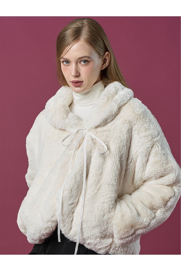 [밍크 ver.] 오버핏 크롭 리본 누빔 무스탕 재킷 [Ivory] 비건 퍼 ver.은 우아하고 클래식한 스타일을 연출하는 여성용 아우터입니다. 아이보리 컬러의 무지 디자인에 퀄팅 누빔 디테일이 더해져 고급스러운 분위기를 자아냅니다. 오버핏 크롭 기장으로 세련된 실루엣을 선사하며, 리본 여밈으로 여성스러움을 강조합니다. 밍크 소재와 부드러운 비건 가죽의 조화로 뛰어난 촉감을 제공하며, 가을, 겨울 시즌 데이트룩, 모임룩, 연말 모임룩에 활용하기 좋습니다. 긴 소매와 두꺼운 두께로 보온성을 높였습니다.
