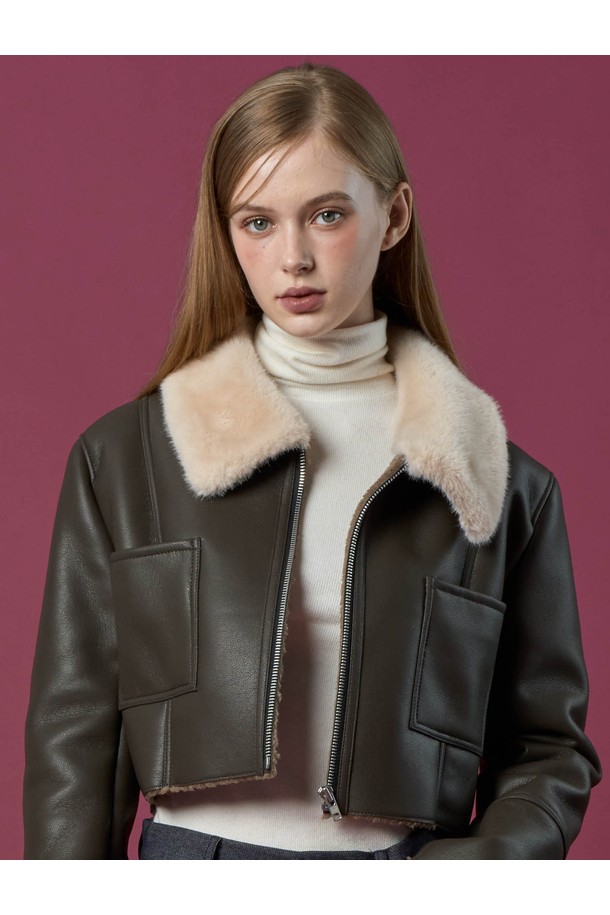 **폭스 카라 플리스 라이트 무스탕 재킷 [Brown] 비건 퍼 ver.**

부드러운 플리스 소재와 비건 퍼(Vegan Fur) 안감으로 따뜻함을 더한 여성용 무스탕 재킷입니다. 브라운 컬러에 폭스 카라 디테일이 고급스러운 분위기를 연출하며, 캐주얼하고 베이직한 스타일을 완성합니다. 크롭 기장과 집업 여밈 방식으로 편안하게 착용할 수 있으며, 레귤러 핏으로 어떤 스타일에도 잘 어울립니다. 가을, 겨울 시즌 데일리룩에 활용하기 좋은 아이템입니다.
