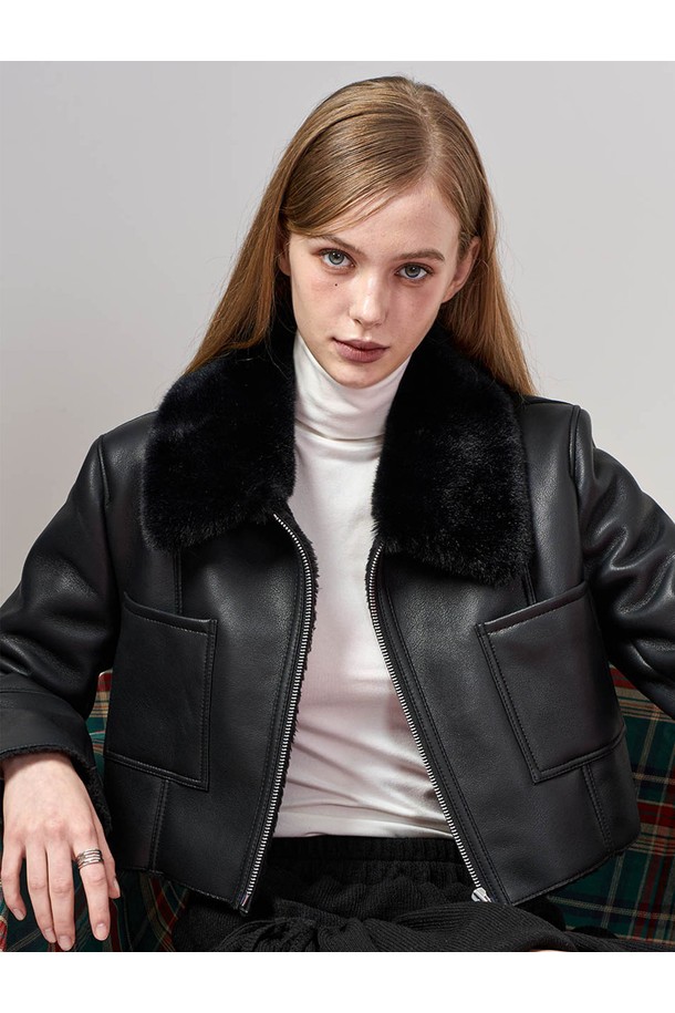 **폭스 카라 플리스 라이트 무스탕 재킷 [All_Black] 비건 퍼 ver.**은 미니멀하고 모던한 스타일을 추구하는 여성 고객을 위한 아우터입니다. 가을과 겨울, 출근룩과 모임룩에 모두 잘 어울리며, 시크하고 클래식한 분위기를 연출합니다. 부드러운 촉감의 비건 퍼 소재와 플리스 안감으로 제작되어 따뜻하고 편안한 착용감을 선사합니다. 크롭 기장에 집업 여밈 방식, 레귤러 핏으로 디자인되었으며, 폭스 카라 디테일이 고급스러움을 더합니다. 블랙 컬러의 무지 디자인으로 다양한 룩에 활용하기 용이합니다.

