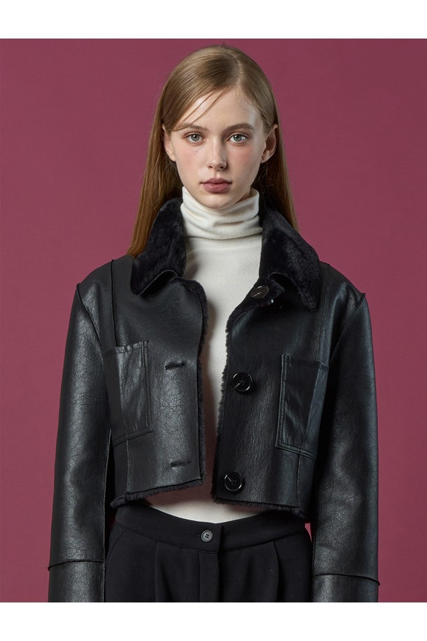 **리버시블 밍크 크롭 단추 무스탕 재킷 [All_Black] 프리미엄 LD ver.**

부드러운 촉감의 밍크 소재로 제작된 여성용 무스탕 재킷입니다. 블랙 컬러에 모던하고 미니멀한 스타일을 더했으며, 크롭 기장으로 세련된 핏을 연출합니다. 안감과 겉감 모두 밍크 소재를 사용하여 보온성을 높였으며, 리버시블 디자인으로 다양한 스타일을 연출할 수 있습니다. 단추 여밈 방식과 프리미엄 버튼 디테일이 고급스러움을 더하며, 겨울철 출근룩, 모임룩, 클래식 룩, 미니멀 룩, 시크 룩 등 폭넓게 활용 가능합니다. 긴 소매 기장으로 따뜻함과 스타일을 동시에 잡아줍니다.
