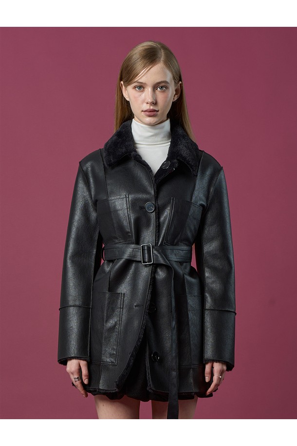 **리버시블 밍크 방한 롱무스탕 자켓 [All_Black] 벨트탈부착 LD ver.**

클래식한 무드의 리버시블 밍크 롱 무스탕 자켓입니다. 부드러운 촉감과 두꺼운 두께로 뛰어난 방한 기능을 제공하며, 한겨울에도 따뜻하게 착용할 수 있습니다. 톤온톤 블랙 컬러에 무지 디자인으로 시크하고 미니멀한 스타일을 연출합니다. 벨트 탈부착이 가능하여 다양한 스타일링을 시도할 수 있으며, 데이트룩, 모임룩, 연말 모임룩 등 TPO에 맞춰 활용하기 좋습니다. 롱 기장의 레귤러핏으로 편안하게 착용 가능하며, 여성스러운 실루엣을 강조합니다.
