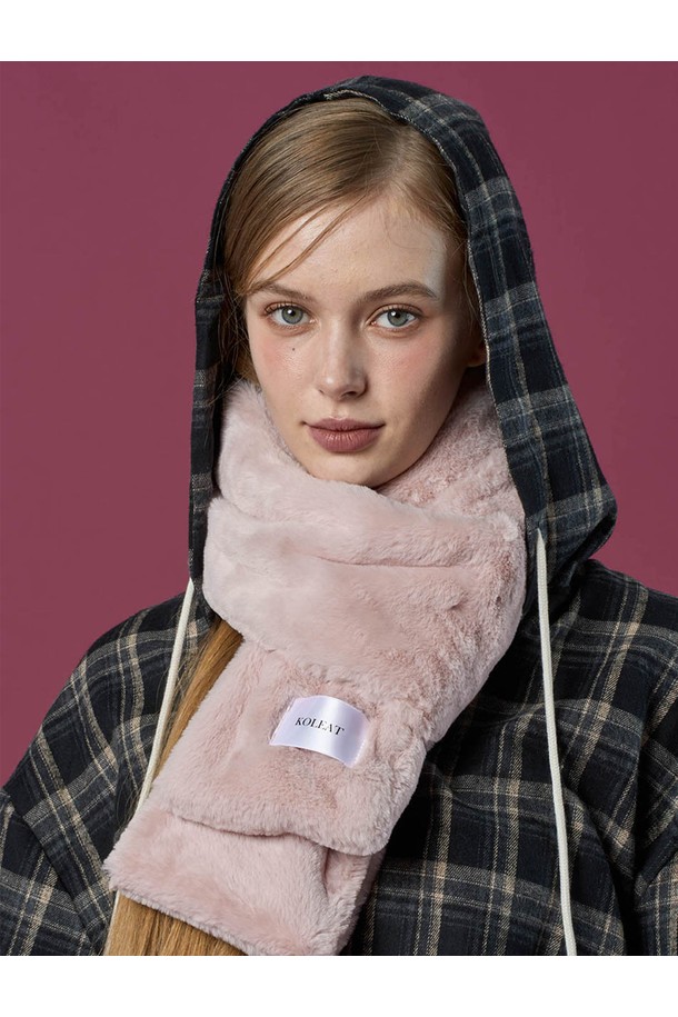 여성 데일리 웜 히팅 퍼 목도리 [핑크] 겨울 머플러입니다. 부드러운 퍼 소재로 제작되어 포근하고 따뜻한 착용감을 선사합니다. 무지 디자인에 핑크 컬러가 더해져 베이직하면서도 여성스러운 스타일을 연출합니다. 특히, 히팅 기능이 더해져 추운 겨울철에도 따뜻하게 체온을 유지해줍니다. 클래식, 미니멀 스타일을 즐겨 입는 분들께 추천하는 실용적인 겨울 필수템입니다.
