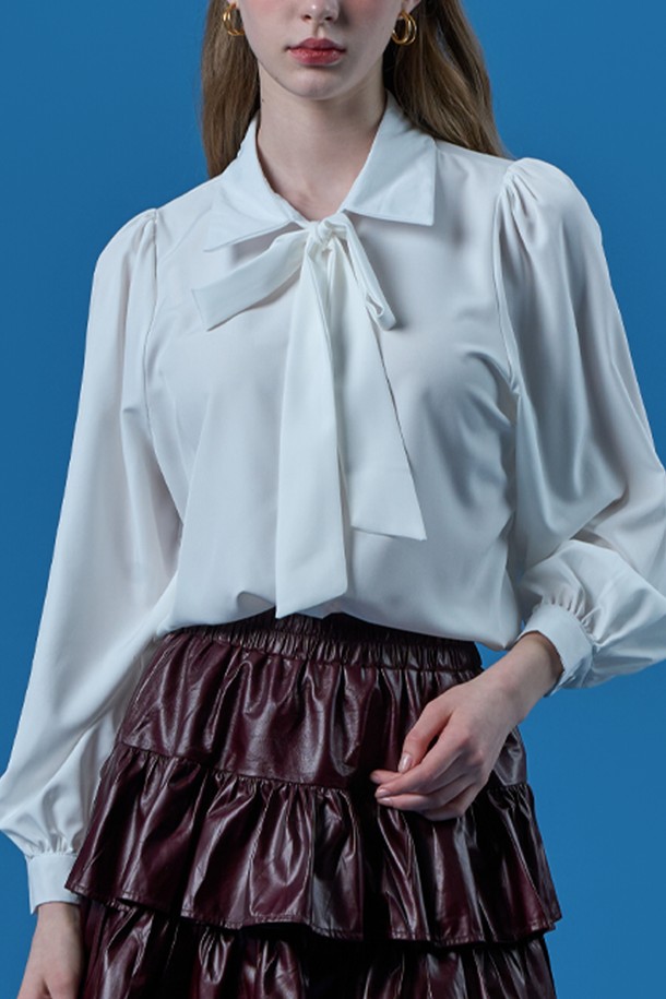 퍼프 리본 타이 셔츠 에어 블라우스 [화이트] KCL은 우아하고 클래식한 스타일을 연출하는 여성 블라우스입니다. 부드러운 실크 소재로 제작되어 얇지만 은은한 광택과 자연스러운 드레이핑을 선사합니다. 퍼프 소매 디자인과 리본 타이 디테일이 여성스러운 분위기를 더하며, 레귤러 핏으로 편안하게 착용 가능합니다. 오피스룩, 모임룩, 데이트룩 등 다양한 TPO에 활용할 수 있으며, 사계절 내내 활용 가능한 실용적인 아이템입니다. 24시간 착용해도 편안함을 유지하는 블라우스로, 미니멀, 클래식, 로맨틱 스타일을 즐기는 분들께 추천합니다.
