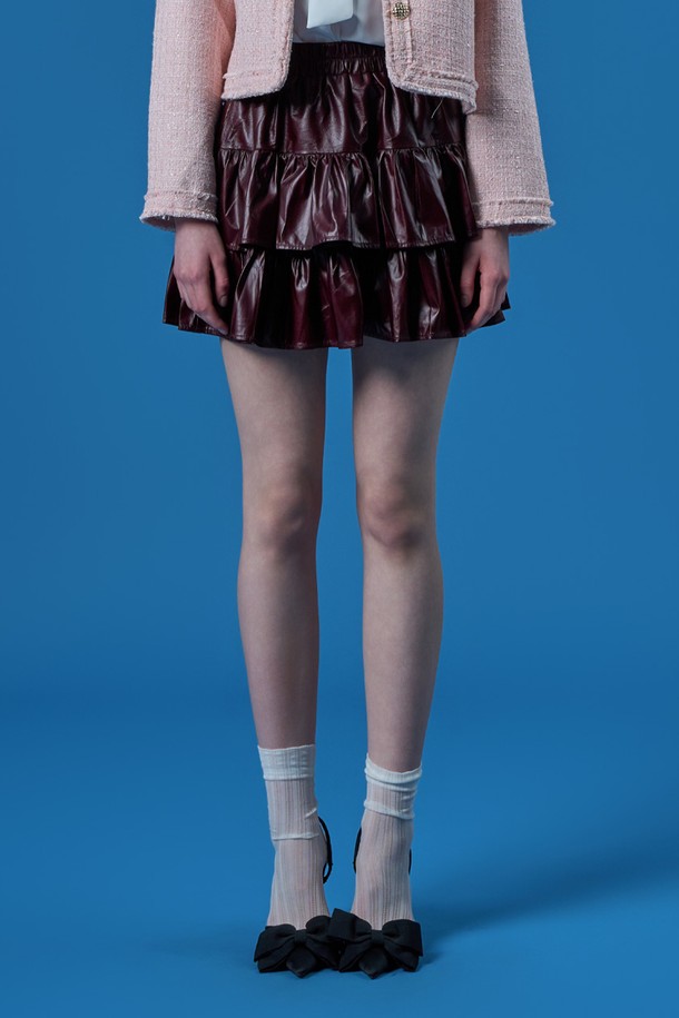 라이트 에어리 레더 캉캉 미니스커트 [RED] (KCL)는 페미닌하고 캐주얼한 스타일을 연출하는 여성용 미니스커트입니다. 얇은 두께감의 레드(RED) 컬러 레더 소재로 제작되었으며, 캉캉 및 프릴 디테일, 플라워 및 도트 패턴으로 포인트를 더했습니다. 봄 시즌에 어울리는 이 스커트는 프리 사이즈로 출시되었으며, 데이트룩, 쇼핑룩, 카페룩 등 다양한 TPO에 활용할 수 있습니다. 퍼프, 레이스 디테일이 더해져 로맨틱한 분위기를 자아냅니다.
