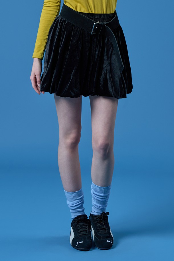 벌룬 벨벳 플레어 밴딩 미니스커트 [BLACK] (블랙) KCL은 페미닌한 무드를 연출하는 여성용 미니스커트입니다. 부드러운 벨벳 소재로 제작되어 부드러운 촉감을 선사하며, 밴딩 처리로 편안한 착용감을 제공합니다. 플레어 실루엣과 벌룬 디테일이 더해져 사랑스러운 분위기를 자아내며, 데이트룩, 모임룩, 카페룩 등 다양한 TPO에 활용하기 좋습니다. 클래식하면서도 로맨틱한 스타일을 완성하는 블랙 컬러의 미니스커트입니다.
