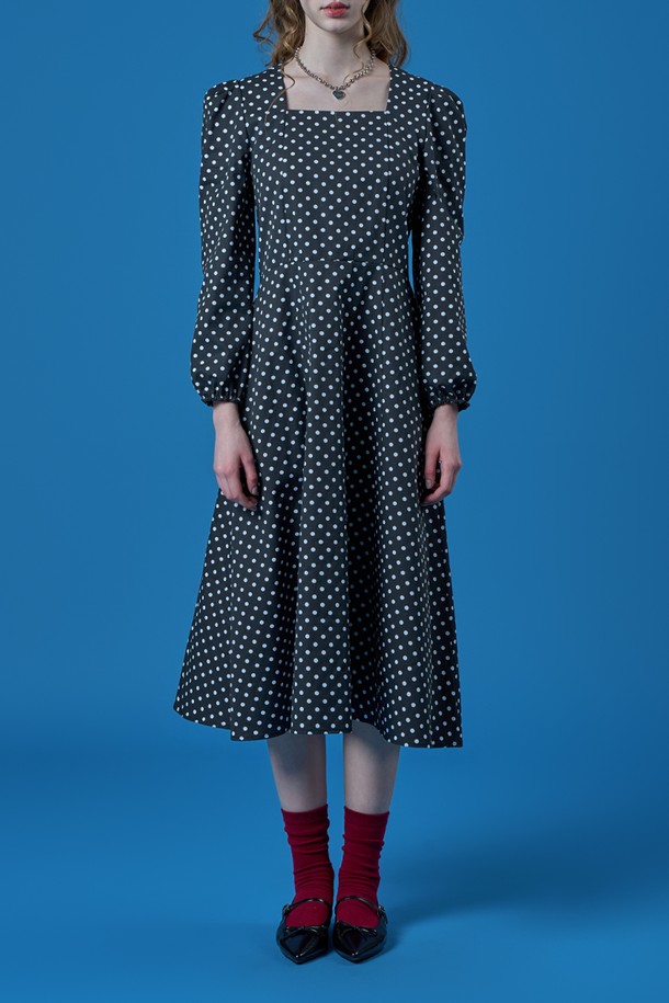 블랙 컬러의 벌룬 퍼프 도트 스퀘어넥 맥시 롱원피스입니다. 페미닌하고 우아한 스타일을 연출하며, 데일리룩, 일상룩으로 활용하기 좋습니다. 벌룬핏과 플레어 실루엣이 여성스러운 분위기를 더하고, 도트 패턴이 돋보입니다. 긴 소매와 스퀘어넥 디자인, 퍼프 소매 디테일, 레이스 장식, 벨 핏이 특징입니다. 데이트룩, 모임룩, 카페룩에 잘 어울리며, 로맨틱, 클래식, 미니멀 스타일을 선호하는 분들께 추천합니다.
