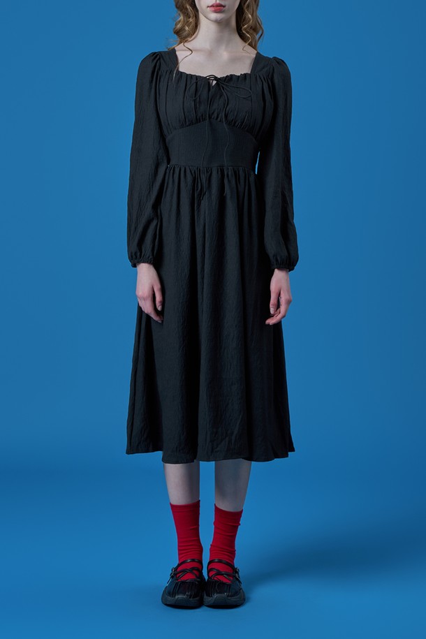 에어리 퍼프 플레어 맥시 롱원피스 [BLACK] KCL은 여성을 위한 블랙 색상의 원피스입니다. 봄에 어울리는 이 원피스는 우아하고 페미닌한 무드를 연출하며, 스퀘어넥 디자인과 퍼프 소매, 프릴 디테일이 특징입니다. 플레어핏의 맥시 기장으로 제작되었으며, 데일리룩으로 활용하기 좋습니다.
