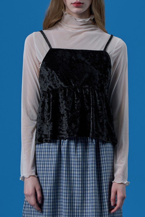 페미닌한 무드의 레이어드 벨벳 끈나시 베스트입니다. 부드러운 블랙 벨벳 소재로 제작되었으며, 얇은 두께감과 스퀘어넥 디자인이 특징입니다. 크롭 기장의 레귤러핏으로, 끈과 등 리본 디테일이 더해진 민소매 상의입니다.
