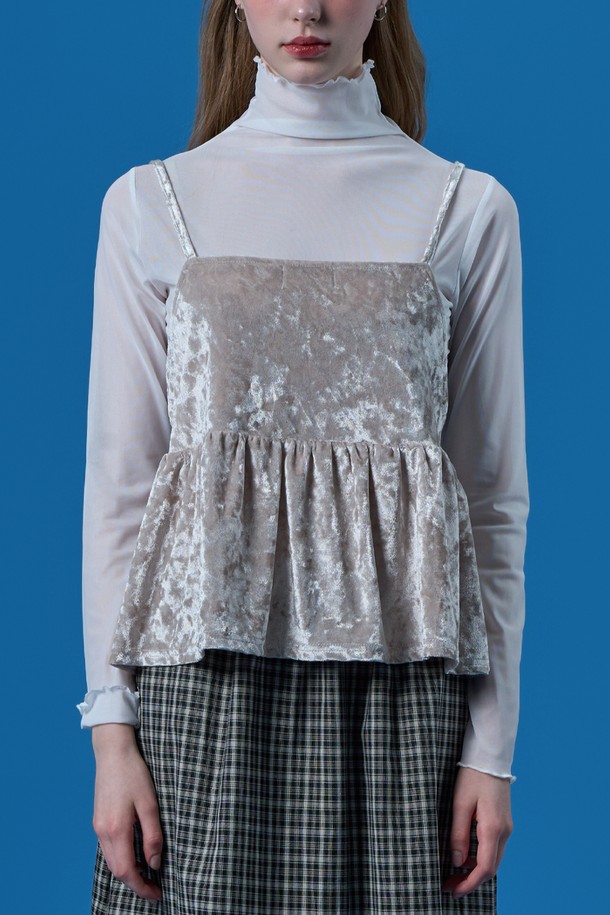 크림 컬러의 레이어드 벨벳 끈나시 베스트 KCL입니다. 부드러운 벨벳 소재로 제작되었으며, 스퀘어넥과 플레어 핏이 특징인 크롭 기장의 민소매 상의입니다. 얇은 두께로 봄, 여름 데일리룩에 페미닌한 무드를 더해주는 레이어드 스타일의 아이템입니다.
