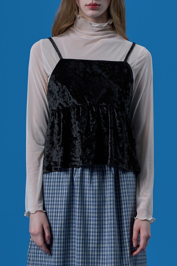 시스루 레이어드 무지 이너 긴팔 티셔츠 [CREAM] KCL은 페미닌하고 베이직한 스타일을 연출하는 여성용 긴팔 티셔츠입니다. 크림, 블랙, 화이트 3가지 색상으로 출시되었으며, 봄, 여름, 가을, 겨울 사계절 모두 착용 가능합니다. 얇은 두께감의 시스루 소재와 루즈핏, 플레어핏의 조화가 은은한 여성스러움을 더하고, 라운드넥 디자인으로 편안하게 착용할 수 있습니다. 레이어드 스타일링이 용이하며, 퍼프 디테일과 레이스 장식이 더해져 데이트룩, 카페룩, 미니멀, 클래식 스타일을 완성합니다. 24시간 언제든 부드러운 촉감으로 편안하게 즐길 수 있는 아이템입니다.
