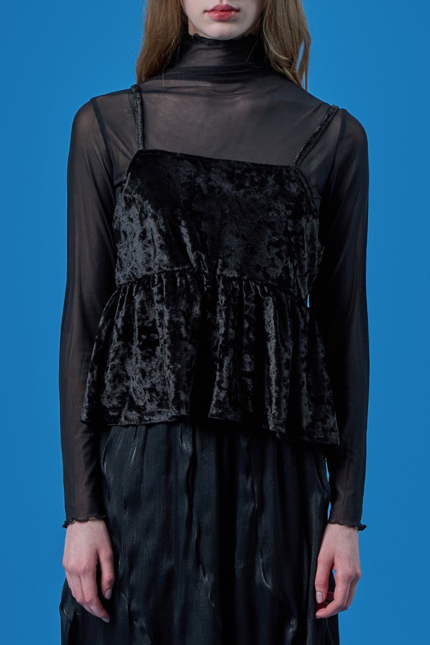 페미닌 무드의 블랙 시스루 레이어드 긴팔 티셔츠입니다. 플라워, 도트 패턴의 얇고 부드러운 소재로 제작되었으며, 라운드넥에 루즈핏, 플레어핏으로 편안하게 착용 가능합니다. 레이스 장식과 퍼프 디테일이 돋보이는 디자인으로, 데일리룩에 포인트를 더하고 사계절 활용하기 좋습니다.
