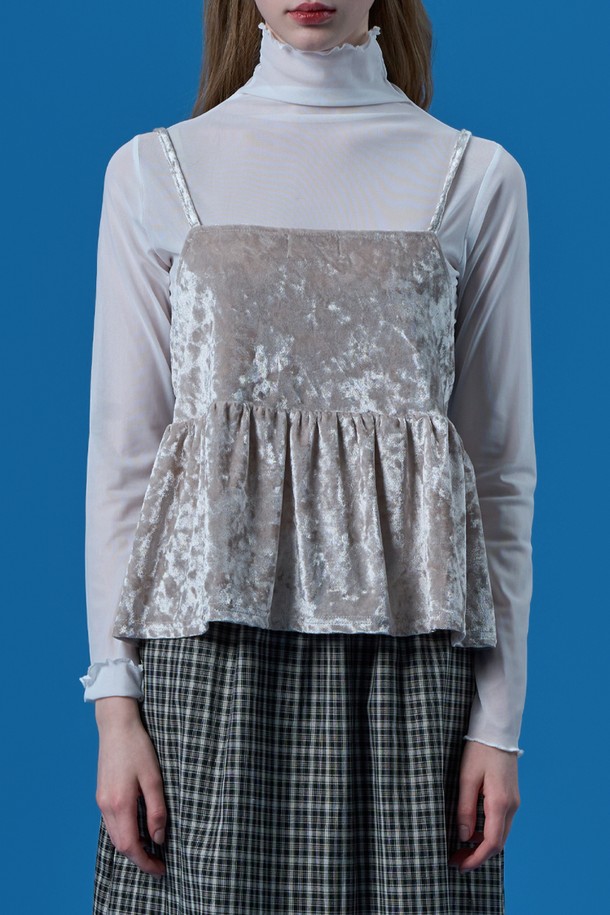 **시스루 레이어드 무지 이너 긴팔티 [화이트] KCL**

부드러운 촉감의 폴리에스테르 소재로 제작된 시스루 레이어드 무지 이너 긴팔 티셔츠입니다. 하프넥 디자인과 얇은 두께감으로 봄, 여름, 가을, 겨울 사계절 내내 활용 가능합니다. 루즈핏과 플레어 스타일로 편안하면서도 여성스러운 실루엣을 연출하며, 베이직한 디자인으로 다양한 스타일과 레이어드하여 연출하기 좋습니다. 일상에서 뿐만 아니라 집콕룩, 겨울 데일리룩으로도 활용하기 좋은 기본 이너웨어입니다. 미니멀, 캐주얼, 클래식 스타일을 즐겨 입는 여성분들께 추천합니다.
