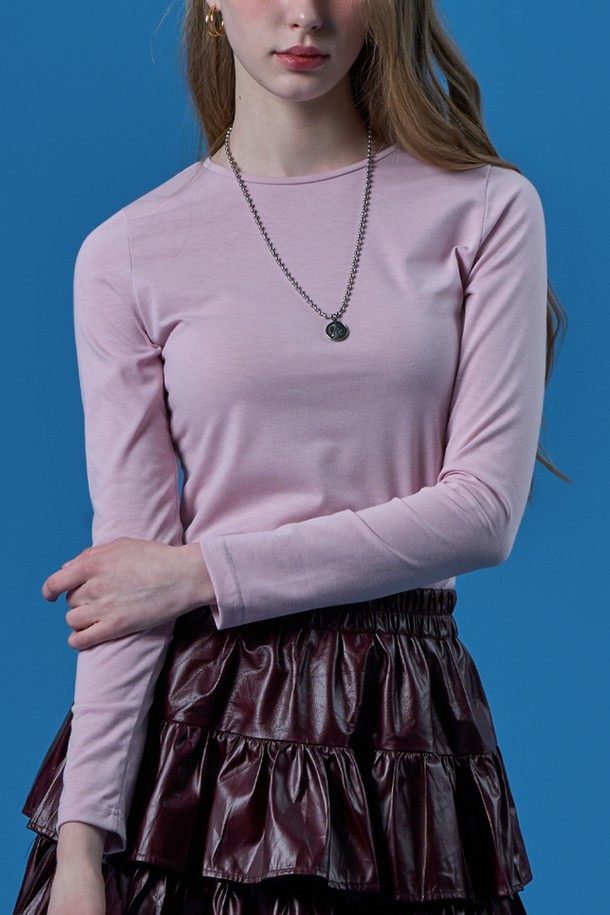 페미닌하고 베이직한 무드의 이너 레이어드 코튼 순면 긴팔티는 부드러운 촉감과 얇은 두께로 편안하게 착용 가능하며, 레이어드 스타일 연출에 용이합니다. 화이트, 블랙, 핑크, 블루, 옐로우 5가지 다채로운 컬러 옵션과 FREE 사이즈로 제공되어 선택의 폭을 넓혔습니다. 일상복으로 활용하기 좋은 레귤러핏의 라운드넥 디자인으로, 봄에 어울리는 스타일을 완성해보세요.
