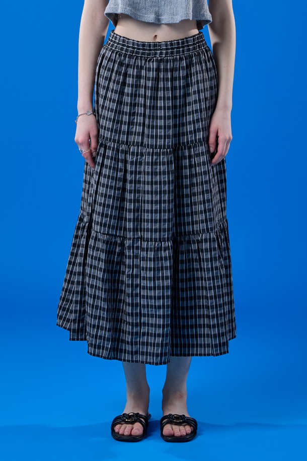 릴리 에어리 쿨링 마몽 체크 롱스커트는 여름철 일상에서 쾌적하게 착용 가능한 블랙 색상의 여성용 스커트입니다. 부드러운 폴리에스테르 소재의 A라인 티어드 디자인으로, 얇은 두께와 통기성, 냉감 및 속건 기능까지 갖춰 시원하게 입을 수 있으며, 밴딩과 안감 처리로 편안함과 비침 방지 기능까지 더했습니다. 루즈핏으로 주름 디자인이 돋보이는 체크 패턴 롱스커트입니다.
