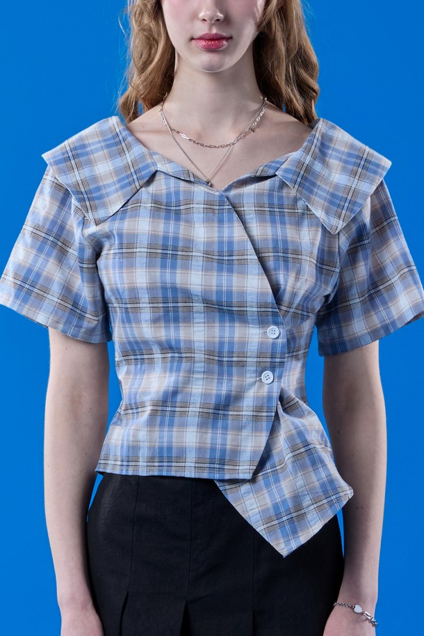 페일블루 컬러의 미디 크롭 랩 오프숄더 체크 슬림 반팔 셔츠입니다. 캐주얼한 스타일의 여성 의류로, 시원한 여름에 착용하기 좋습니다. 랩 스타일 디자인에 슬림핏으로 제작되어 여성스러운 실루엣을 연출하며, 오프숄더 네크라인과 반소매 기장으로 시원함을 더했습니다.
