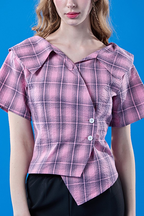 여름 휴양지에서 돋보이는 핑크색 랩 스타일 오프숄더 체크 반팔 셔츠입니다. 얇은 냉감 소재로 제작되어 시원하며, 슬림핏 크롭 기장으로 페미닌하고 시크한 무드를 연출합니다. 일상에서도 활용하기 좋은 아이템입니다.
