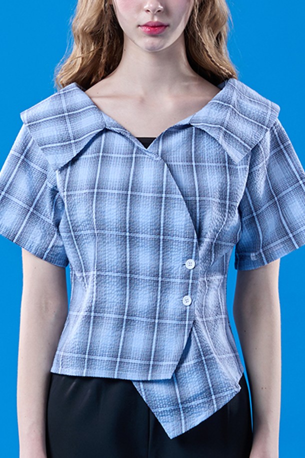 여름 휴가를 위한 블루 체크 패턴의 랩 스타일 오프숄더 반팔 셔츠입니다. 얇고 냉감 기능이 있는 소재로 제작되어 시원하게 착용 가능하며, 슬림핏 크롭 기장으로 캐주얼하면서도 우아한 연출이 가능합니다. 여성스러운 매력을 더하는 랩 디자인으로 휴양지룩에 잘 어울립니다.
